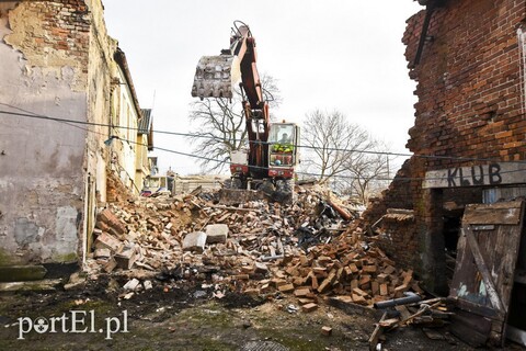 Wyburzają kolejny budynek