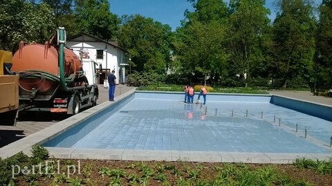 Wymieniają wodę w fontannie