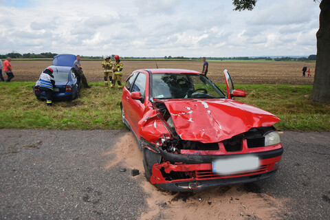 Wypadek 3 pojazdów pod Jelonkami, dwie osoby w szpitalu, sprawca zbiegł