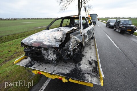 Wypadek koło Fiszewa, auto w płomieniach