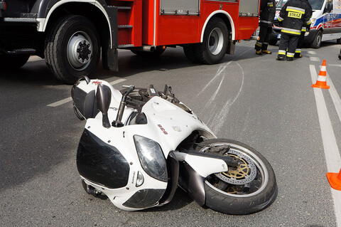Wypadek: motocyklista uderzył w auto