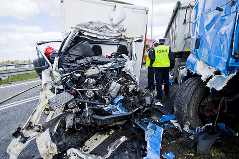 Wypadek na węźle Wschód. Czołówka z ciężarówką