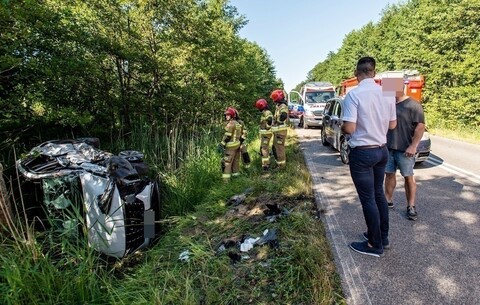 Droga 503. Auta po zderzeniu wylądowały w rowie