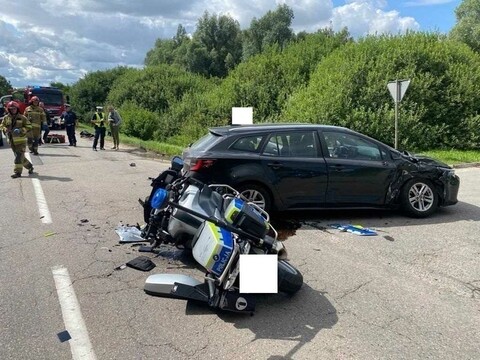 Wypadek z udziałem policyjnego motocykla