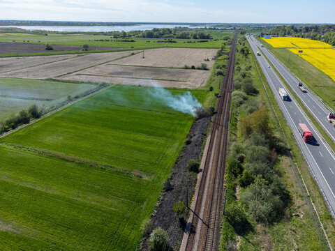 Płoną trawy, strażacy apelują i ostrzegają