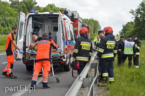Wyprzedzała na S22, wylądowała w rowie