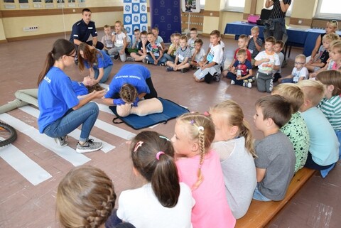 „Z odblaskiem bezpieczniej do szkoły” – inauguracja akcji drogówki