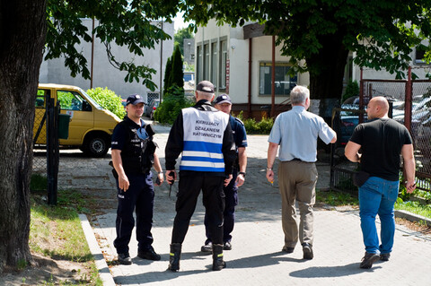 Pirotechnicy sprawdzają sygnały o bombach, urząd gminy ewakuowany