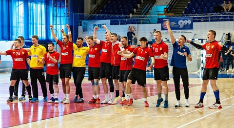 Zacięta walka i podział punktów z liderem