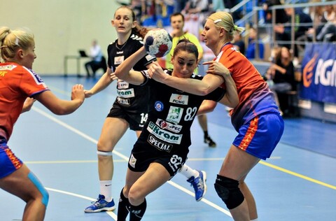 Zacięty mecz, głośny doping (piłka ręczna)