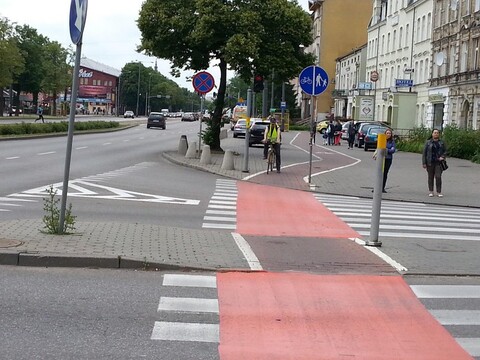 Zakaz zatrzymywania dotyczy również chodnika