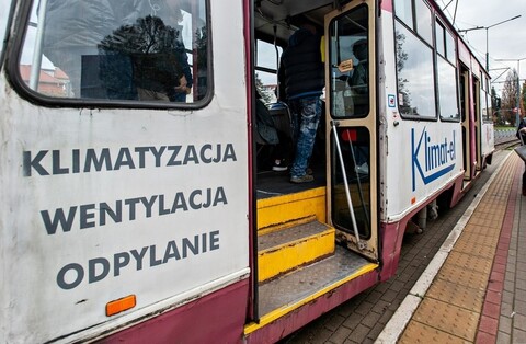 Zamiast niskopodłogowego przyjechał tramwaj z wysoką podłogą. Dlaczego?