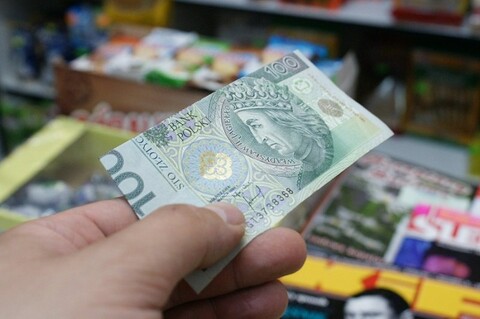 Zapłacił fałszywym banknotem, dostał resztę oraz… zarzuty