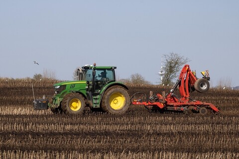 Zbilansowane nawożenie dla stabilnych plonów - jak łączyć makro i mikroelementy w praktyce