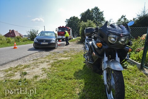 Zderzenie motocyklisty z peugeotem