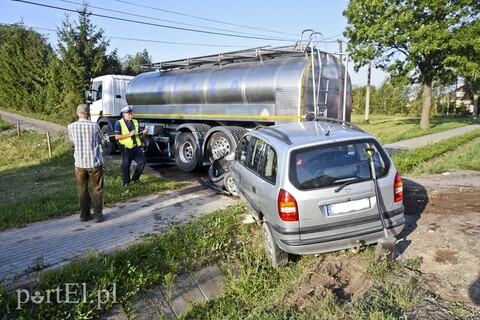 Zderzenie opla z ciężarówką podczas wyprzedzania