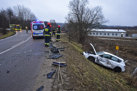 Zderzenie toyoty z mazdą przed cmentarzem