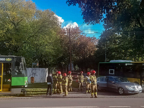 Zderzenie tramwaju z mercedesem