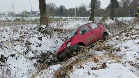 W Karczowiskach Górnych auto wpadło do rowu