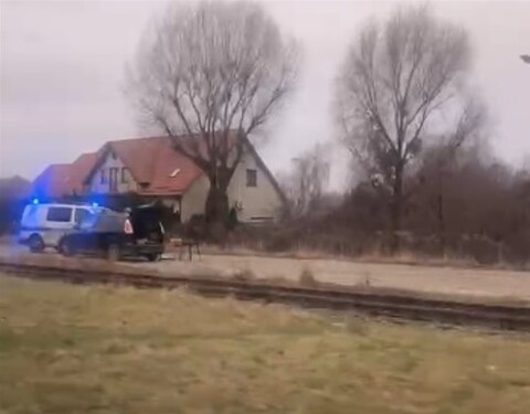 Ustawił się z wiatrówką przy torach, kierowca powiadomił policję