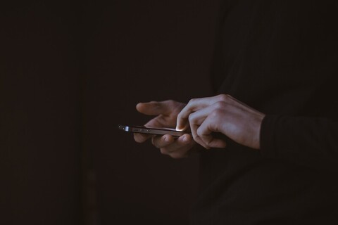 Uwaga na SMS z dopłatą do przesyłki