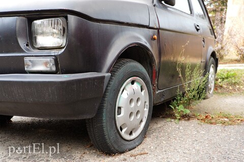 Wraki na parkingach. Ratusz szuka firmy, która będzie je usuwać