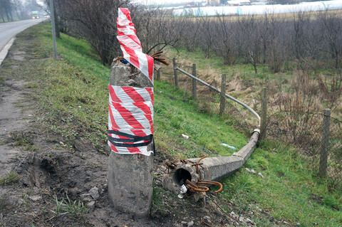 A słup jak leżał, tak leży
