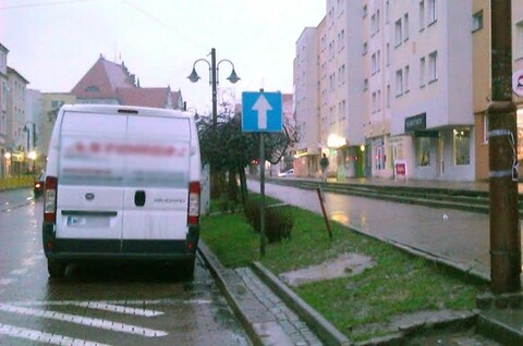A znak jak stał...tak już nie stoi