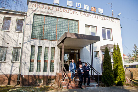 Znaleźli schronienie w byłym hotelu przy Brzeskiej
