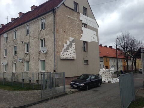 Znów odpadła elewacja
