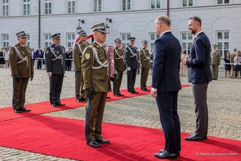 Dowódca braniewskich pancerniaków z generalską buławą