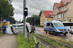Dachował na skrzyżowaniu