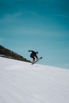 Snowboardowy weekend w górach: jak zaplanować trasę, nocleg i aktywności poza stokiem?