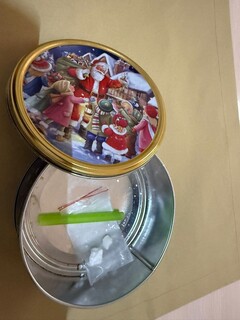Trzymał narkotyki w pudełku z Mikołajem
