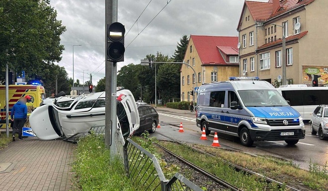 Dachował na skrzyżowaniu