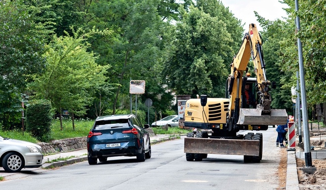Kierowcy: jazda między koparkami i wymuszanie pierwszeństwa na Saperów