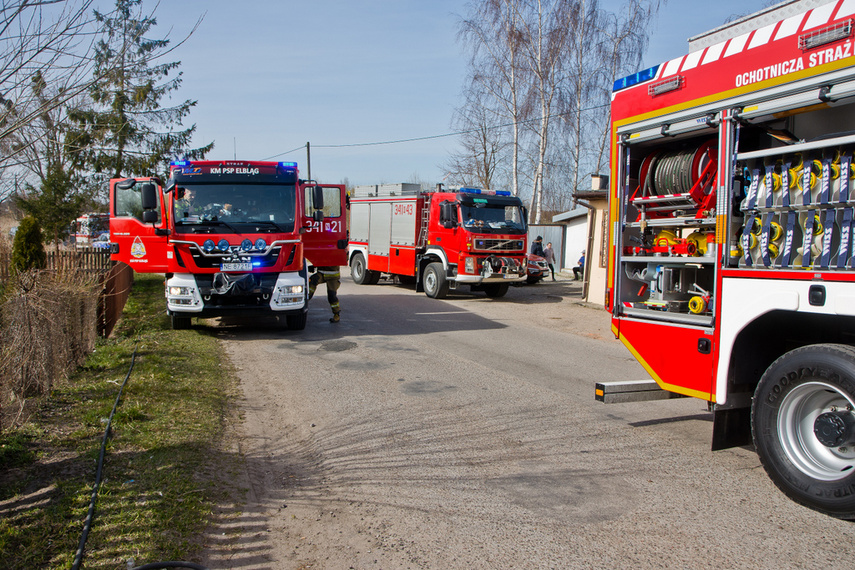 Uszkodzony most po zderzeniu dwóch aut