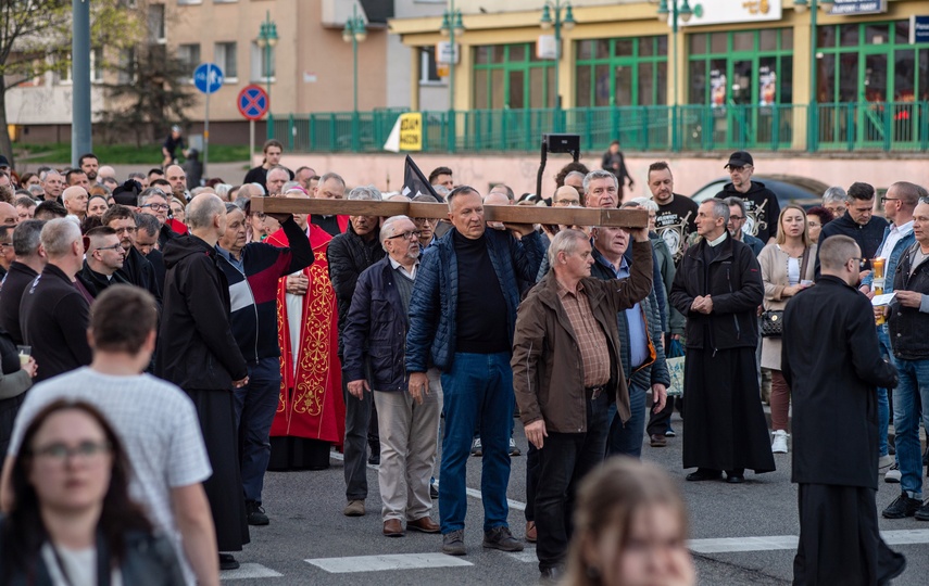 Ponieśli krzyż ulicami Elbląga