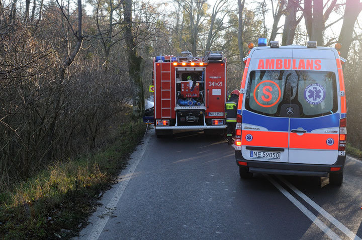 Astrą uderzyli w drzewo - 3 osoby w szpitalu