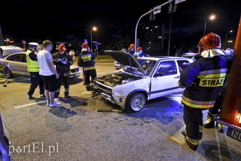 Zderzenie dwóch volkswagenów, 3 osoby w szpitalu