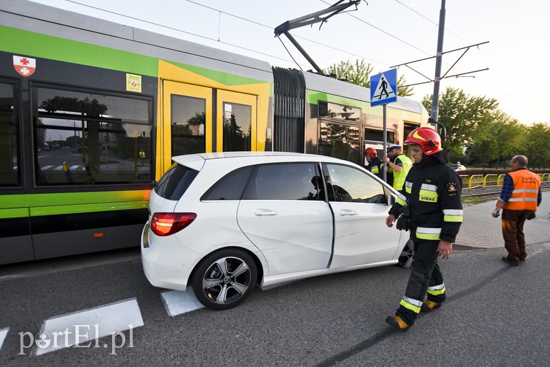 Zderzenie tramwaju z mercedesem