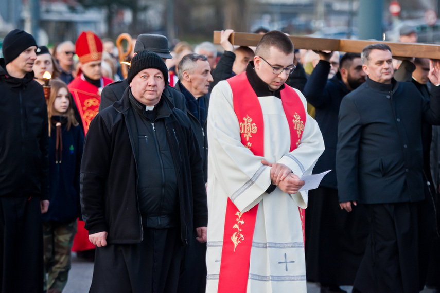 Setki wiernych wzięły udział w środę wieczorem w drodze krzyżowej, która wiodła ulicami Elbląga. Pro