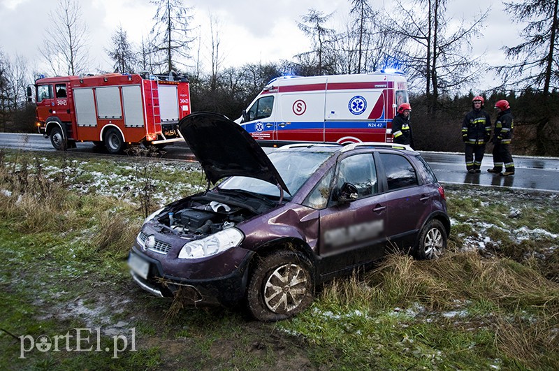  Uwaga, kierowcy! Ślisko na drogach. Wypadek za Stagniewem