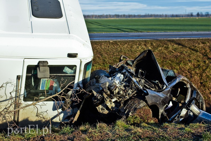Czołowe zderzenie mercedesa z ciężarówką