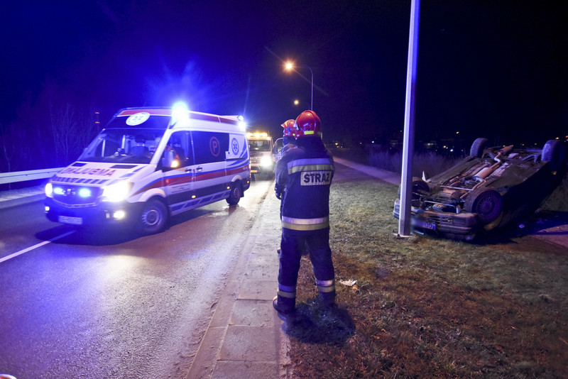 Wypadł z drogi i dachował