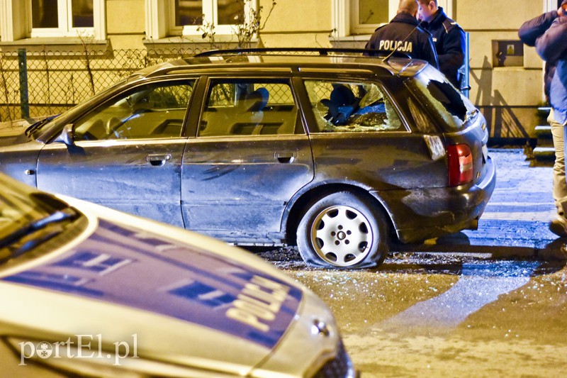 Wandal zniszczył audi