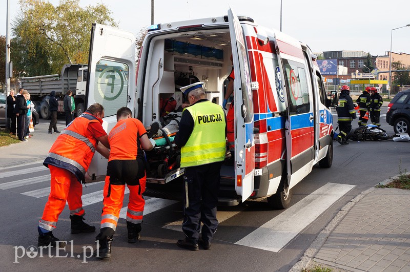 Zderzenie skutera z osobówką. Dwie osoby w szpitalu