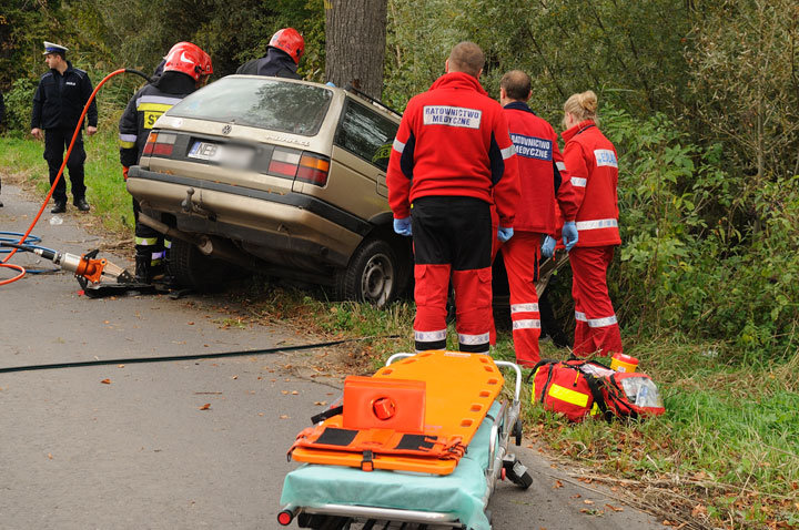 Passat uderzył w drzewo - dwie osoby ranne