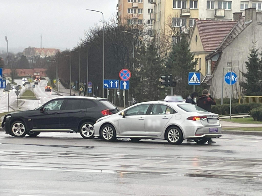  Kolizja na skrzyżowaniu Plk. Dąbka i Teatralnej