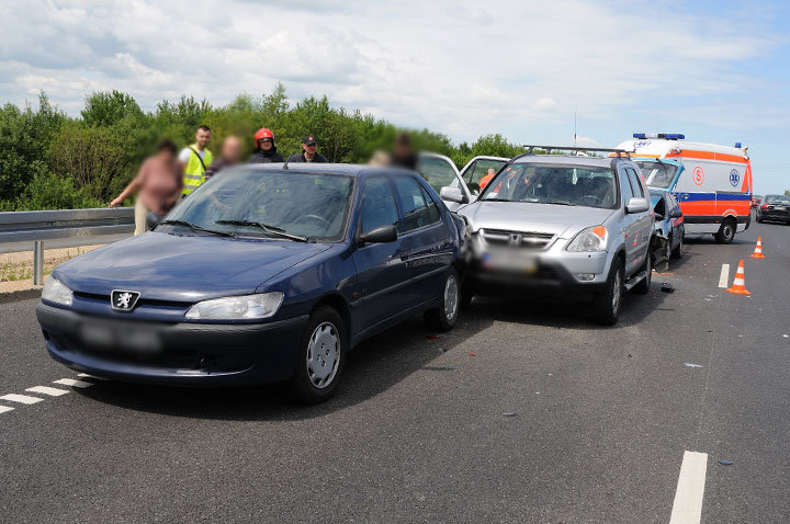 Kolizja trzech pojazdów na siódemce